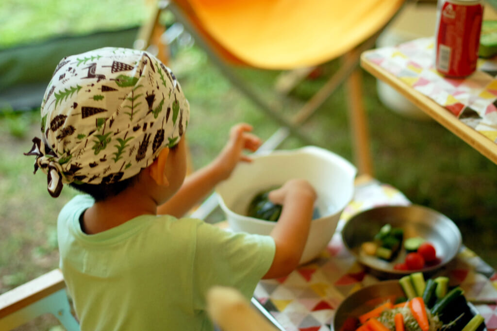 料理をお手伝いする子ども