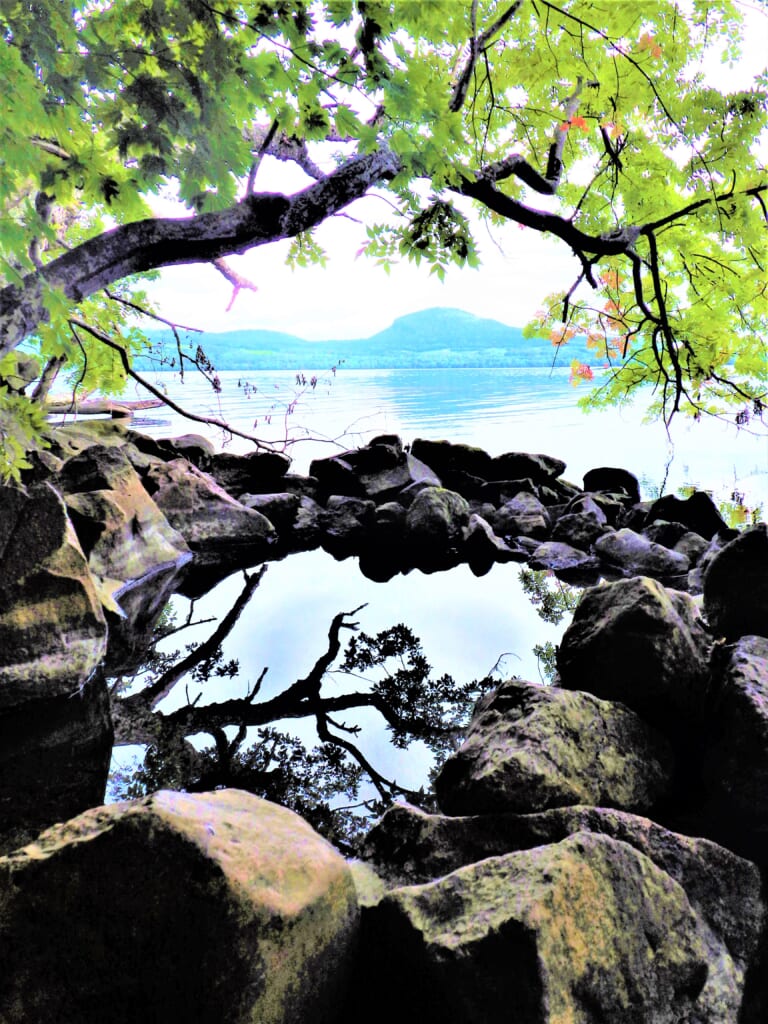 屈斜路湖の水面を眺めるオヤコツ地獄の野湯