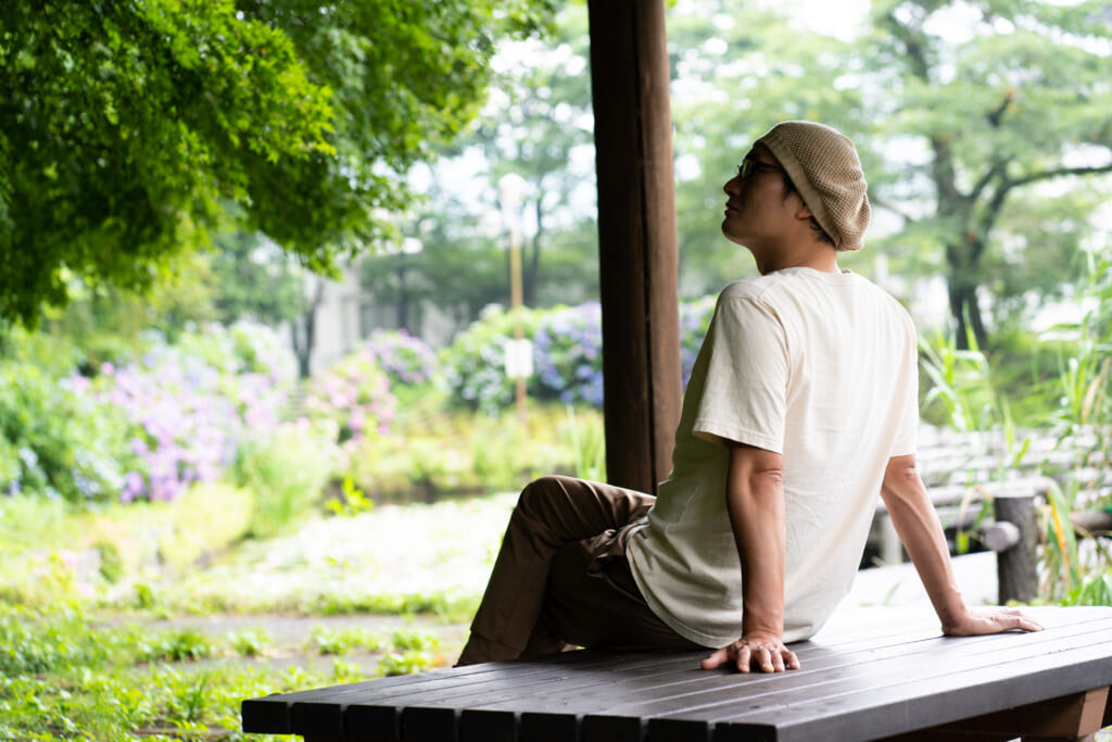 自然のなかでリフレッシュする男性