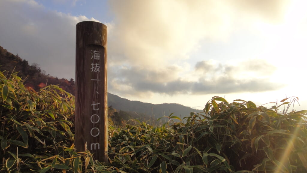 剣山の海抜1700m標識