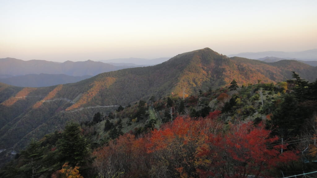 遠くに見える剣山観光登山リフト