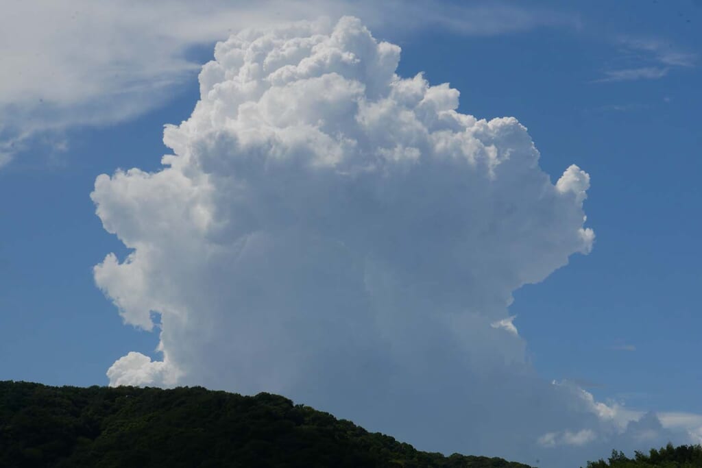 天気の急変を知らせる入道雲