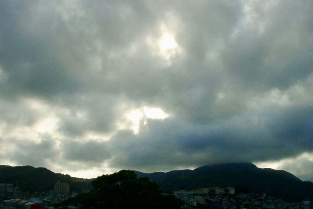 雨雲に覆われた空