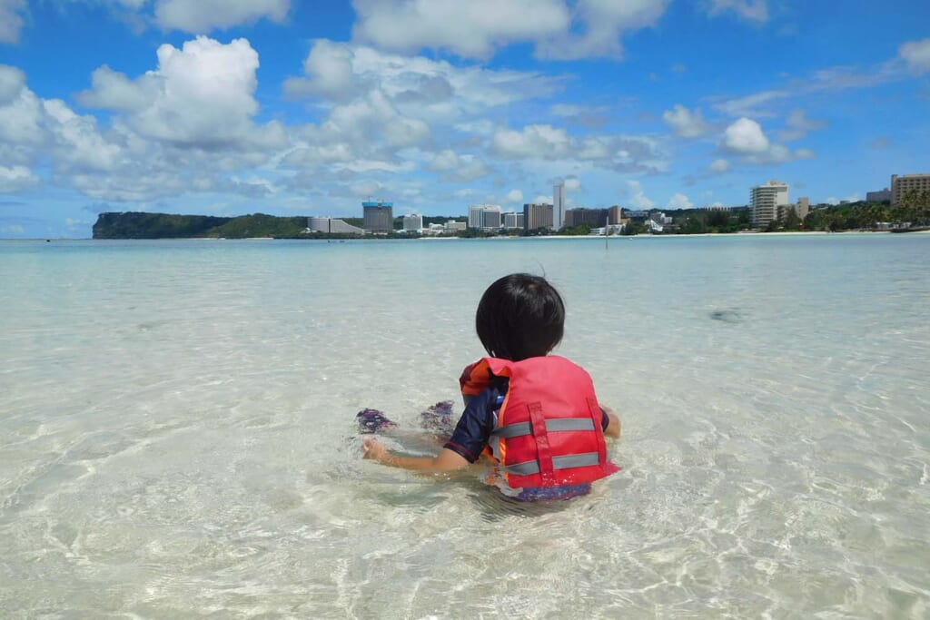 ライフジャケットを身につけた子ども