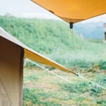 【画像】プロが教える万全の雨キャンプ対策【vol.02】悪天候に備えたテントの設営場所の選び方とは 〜 画像1