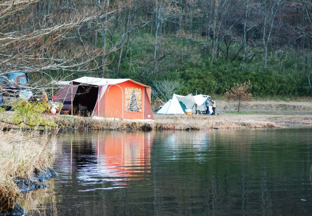 水辺のキャンプサイト