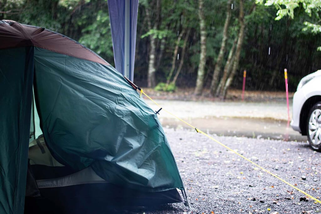 雨の中のオートキャンプ