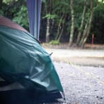 【画像】プロが教える万全の雨キャンプ対策【vol.03】雨天時のテント周りの水はけ改善策はコレに決まり 〜 画像1