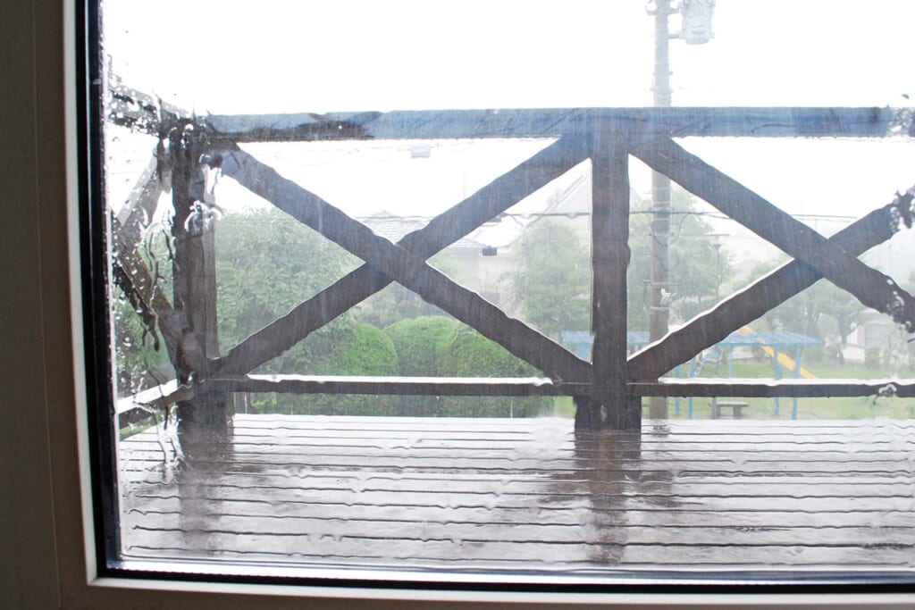 ウッドデッキに打ちつける雨