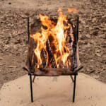 【画像】焚き火さんも椅子に座りたい？　洒落っ気２００％のアウトドアチェアのカタチした「焚き火台」って何者!? 〜 画像1