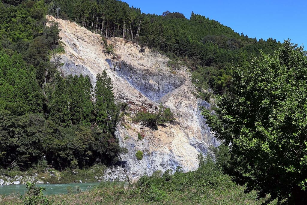 土砂崩れした山肌