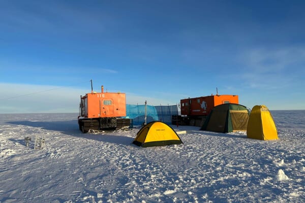 南極大陸の内陸部でのテント暮らし