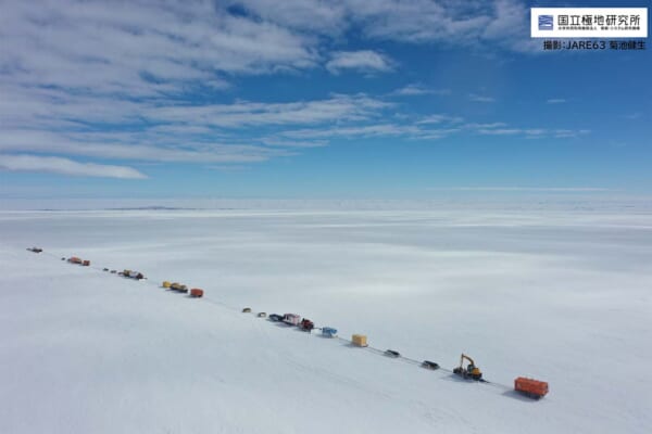 南極地域観測隊の雪上車による大移動