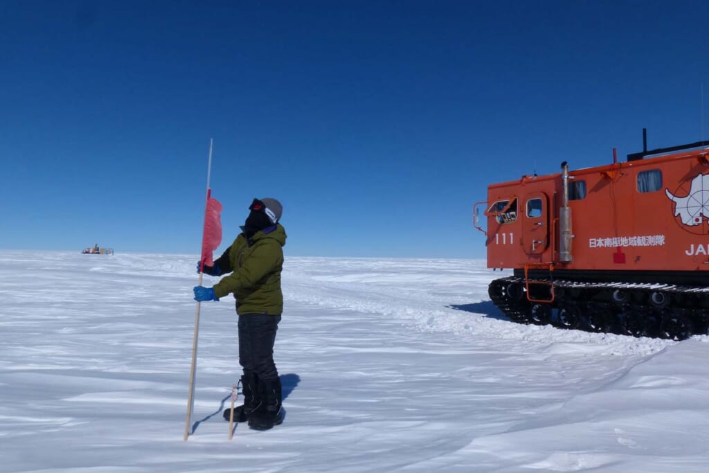 南極の氷床内陸の移動と雪尺観測