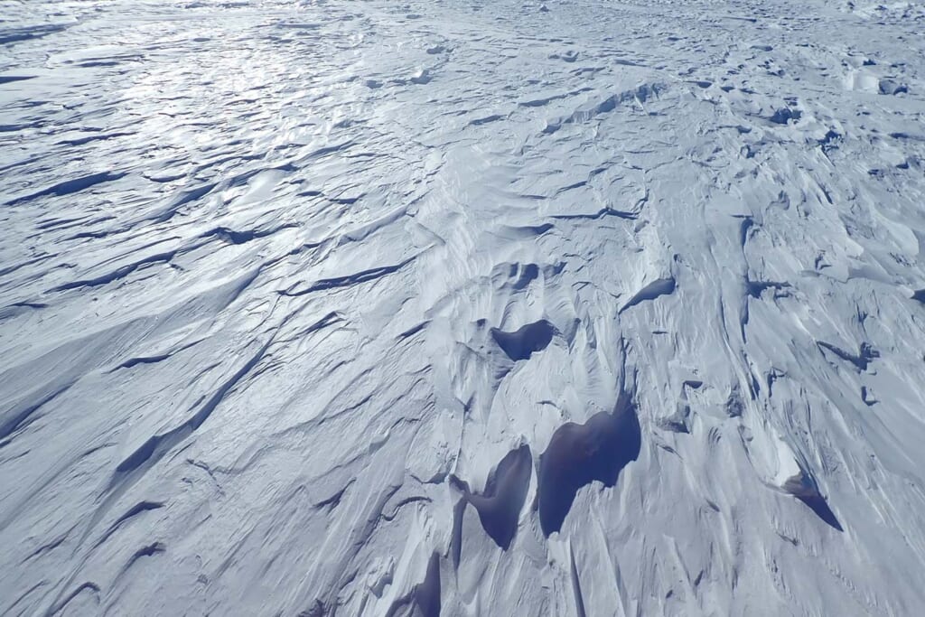 南極内陸部に見られるサスツルギの凹凸