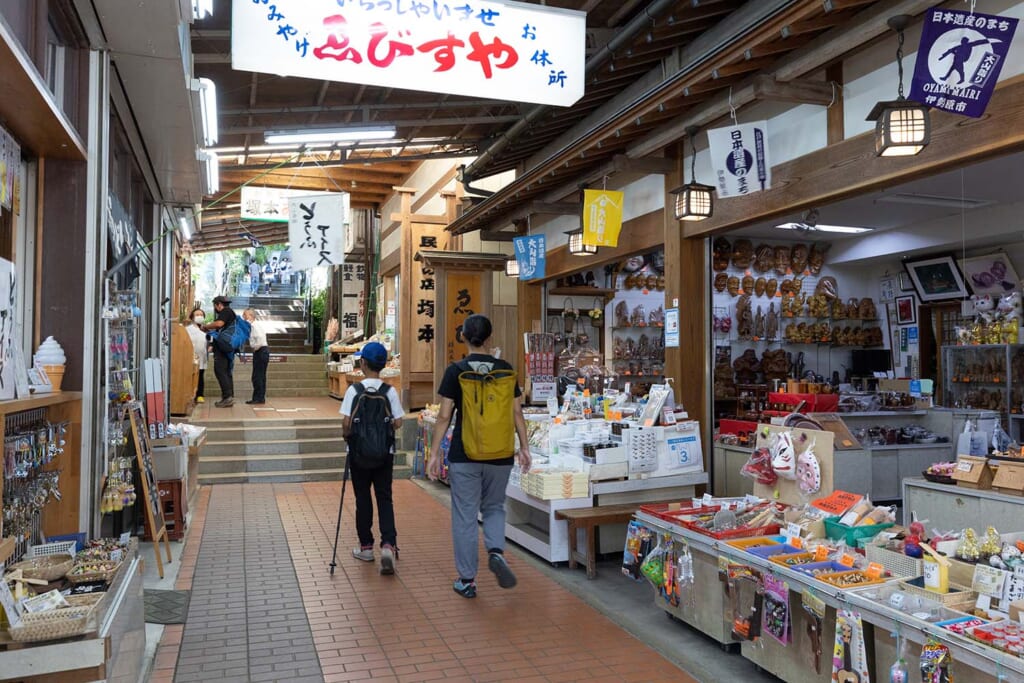 ケーブル駅まで続くこま参道