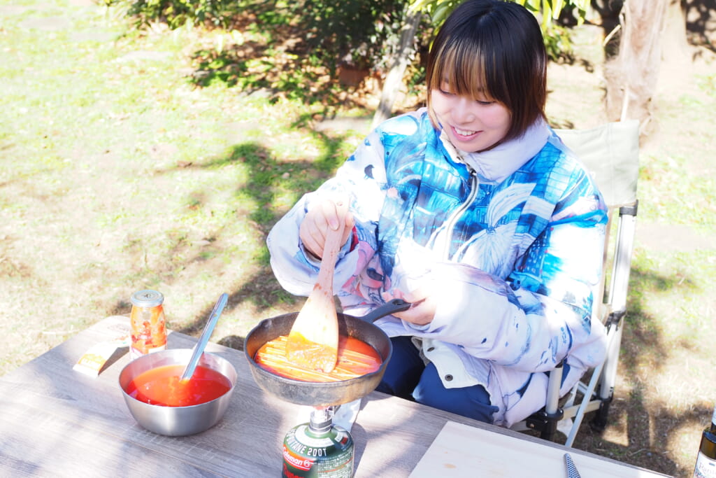 パスタをトマトペースト湯で煮こむ