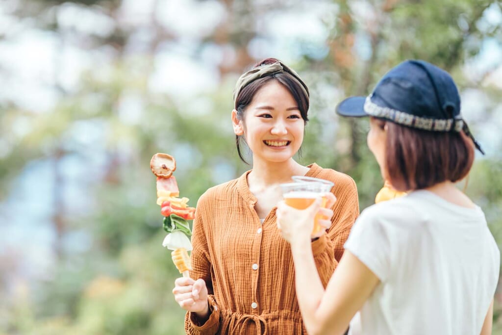 キャンプでBBQする女子