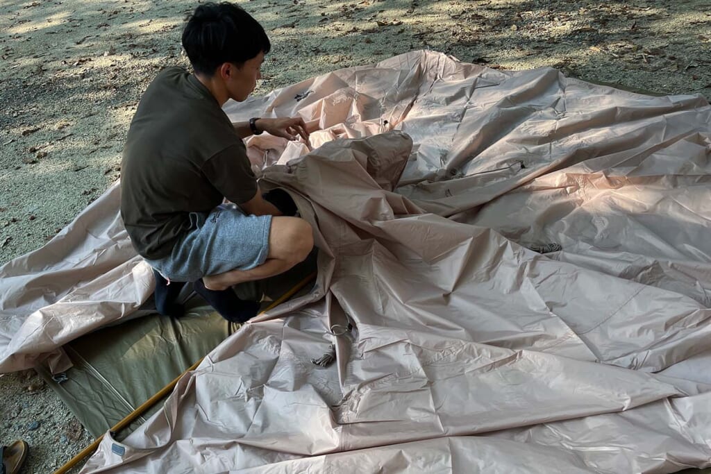 テントを一人で設営するキャンパー