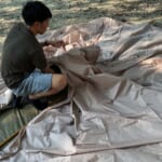 テントを一人で設営するキャンパー