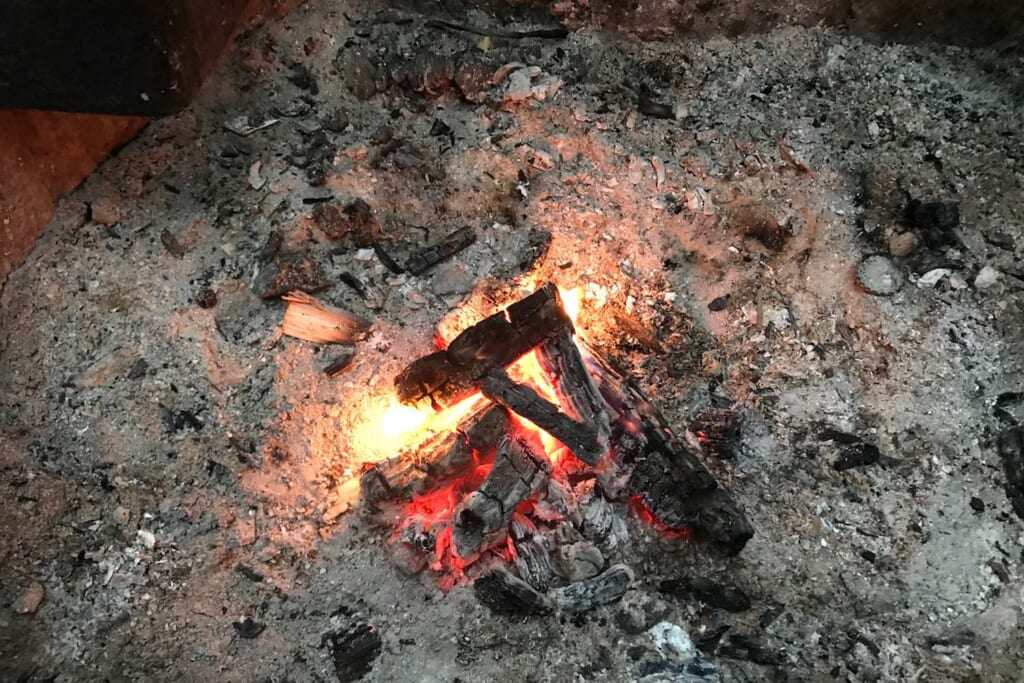 焚き火で爆ぜる木炭