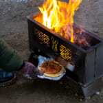 【画像】ゆらめく炎に癒やされながら内蔵オーブンでピザも焼ける！　１台で二度美味しい焚き火台「すけもえファイヤー」の本気ぶりとは？ 〜 画像1