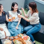 ベランピングを楽しむ女性たち