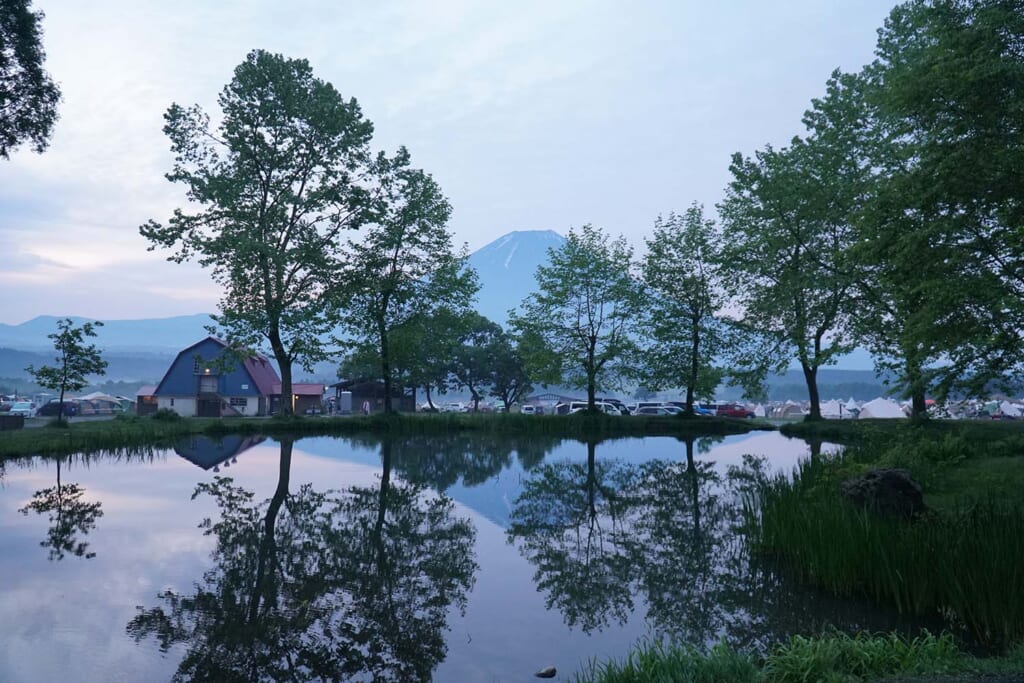 富士山のほとりの湖