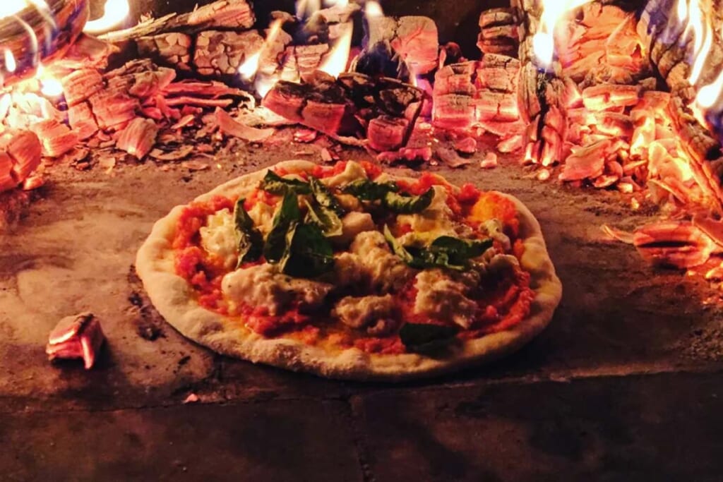 ピザ窯で焼いた手作りピザ