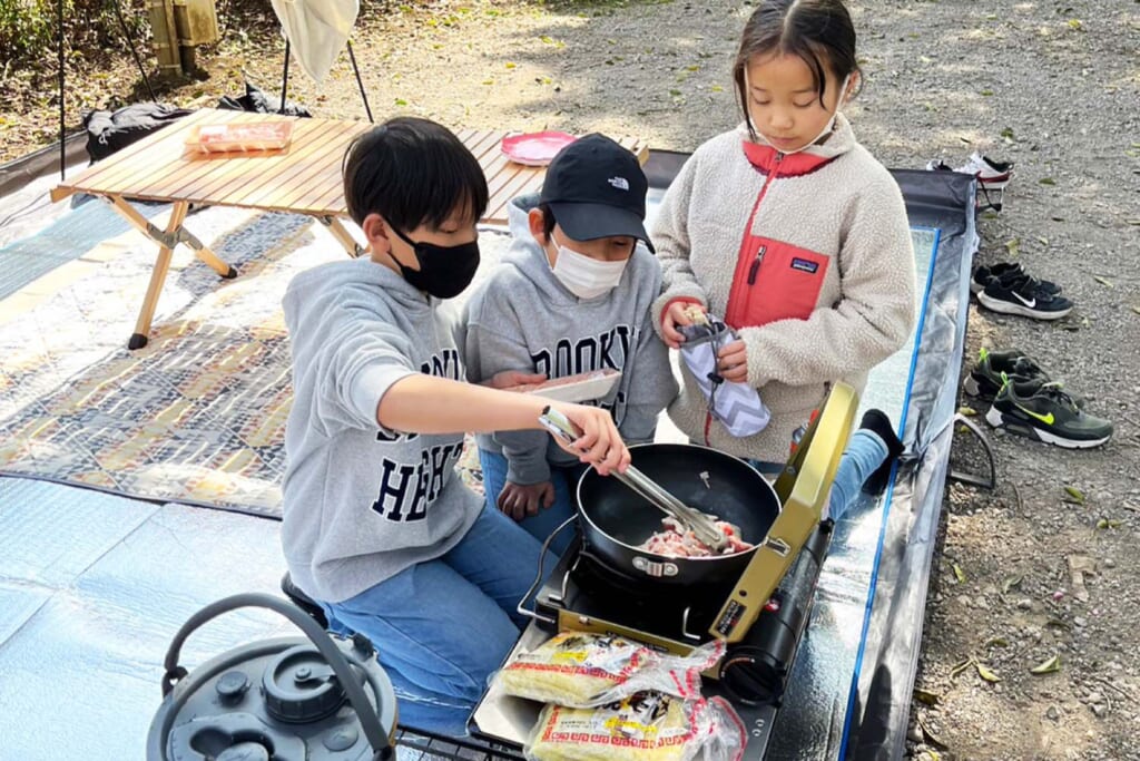 料理を手伝う兄姉