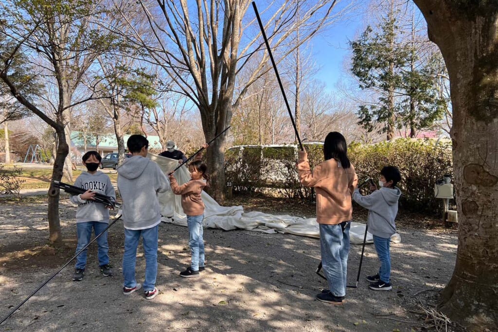 子どもたちも手伝ってテントを設営