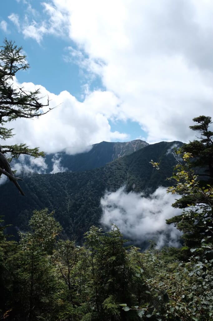 燕岳の登山途中で見える風景