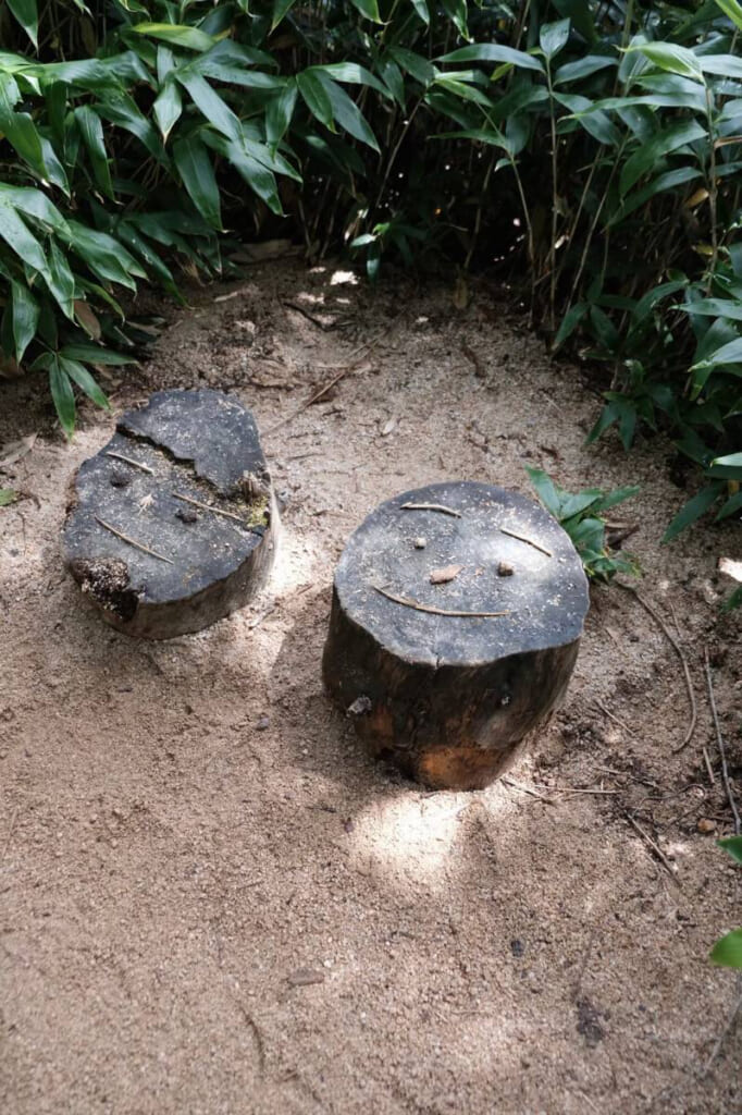 燕岳にある丸太の上にある顔のマーク