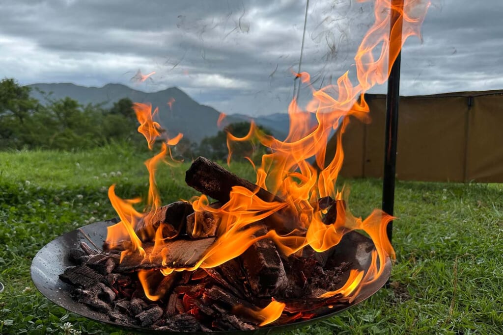 キャンプ場で焚き火