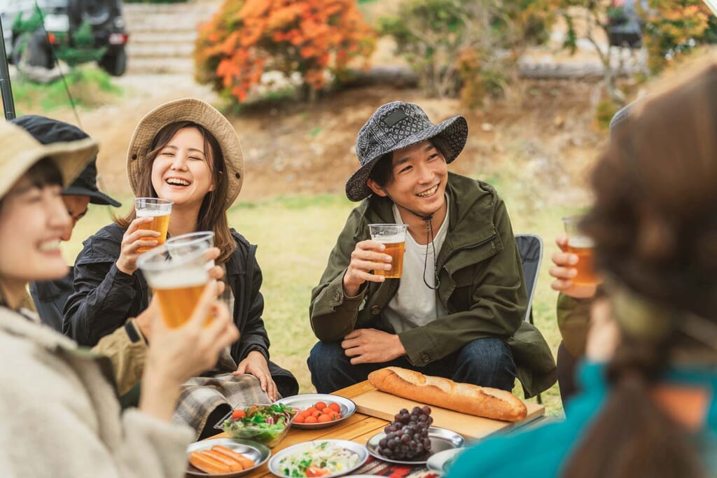 仲間たちごキャンプする男女