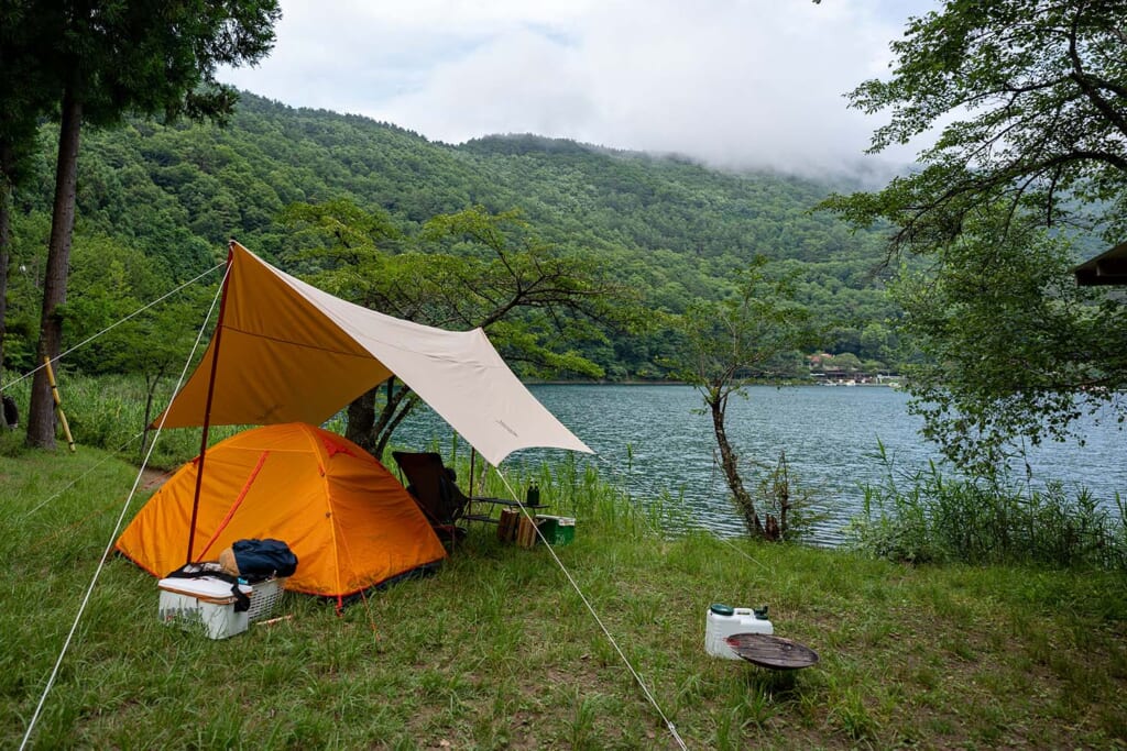 湖のキャンプ場