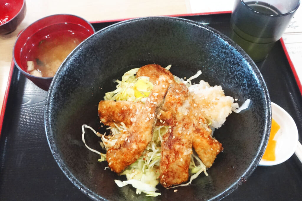 名物のサンマ竜田丼