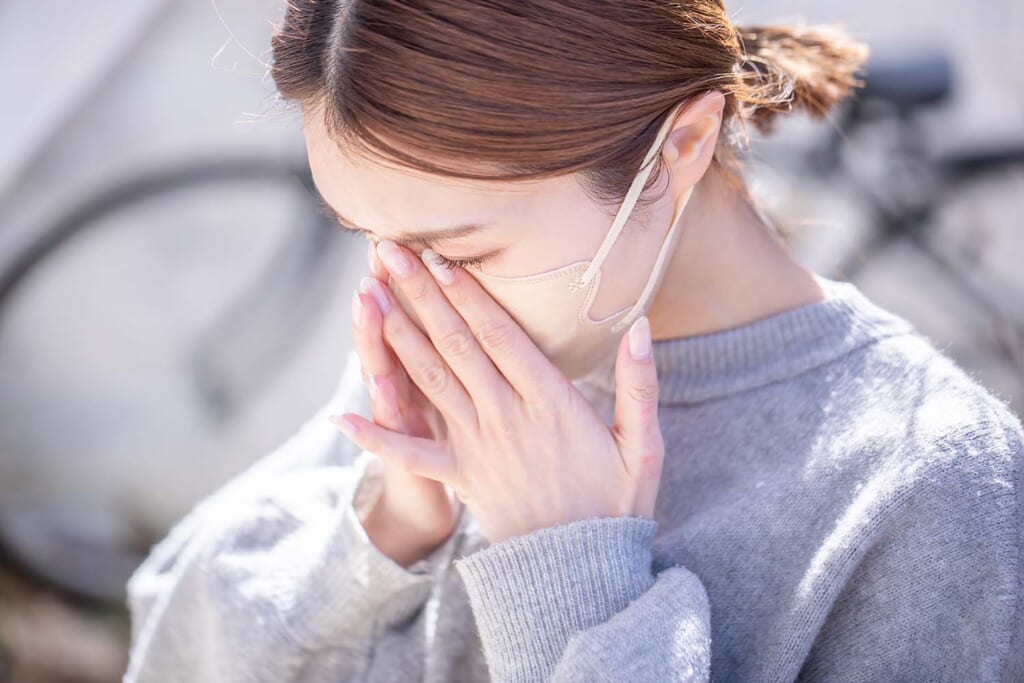 花粉症の女性