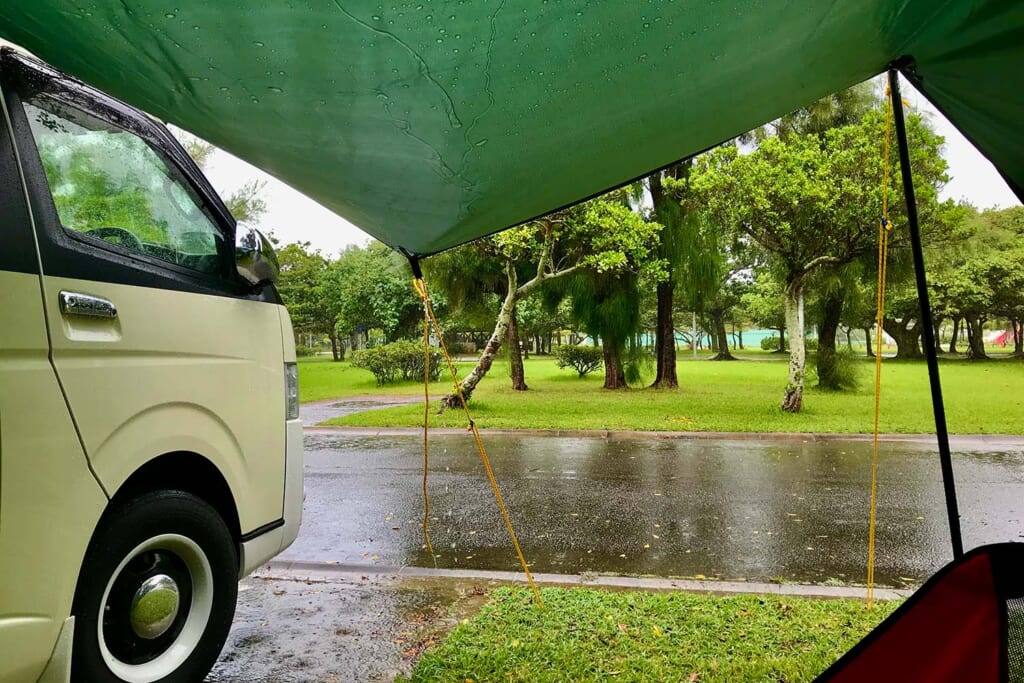 雨のキャンプ場