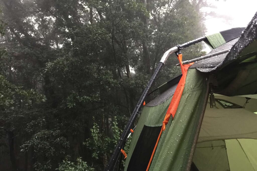 雨に濡れたテント