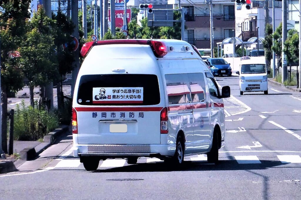 出動する救急車