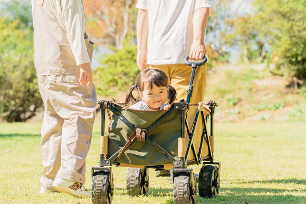 アウトドアワゴンで散歩する子ども