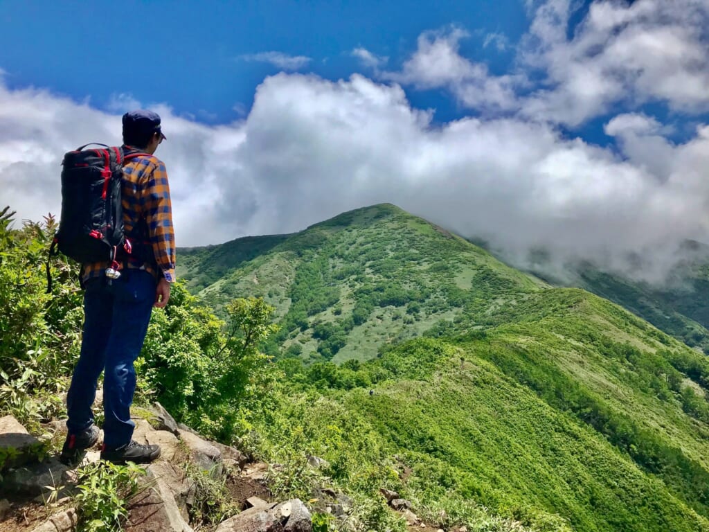 登山するハイカー