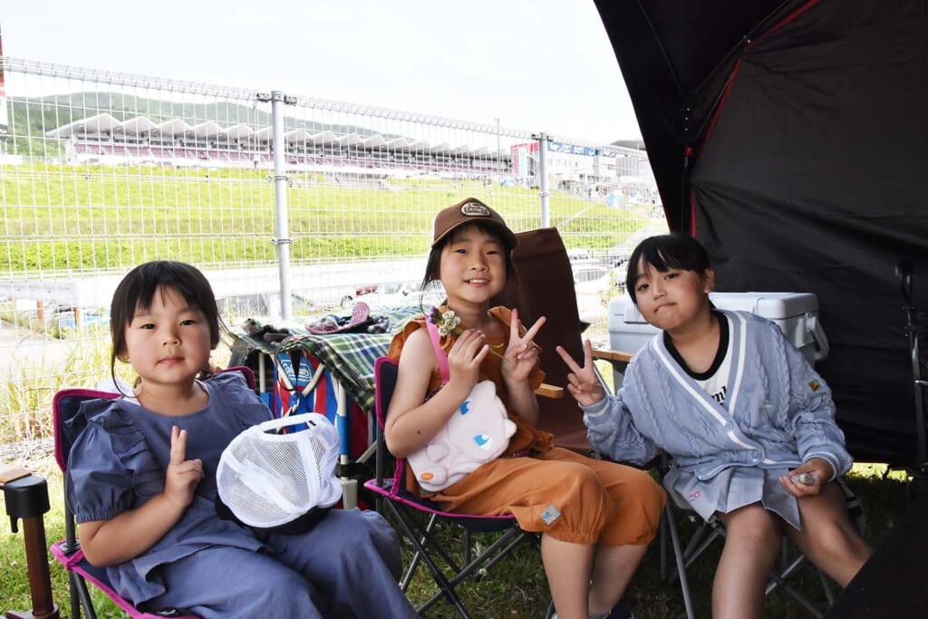 富士24時間レースを観戦する女の子