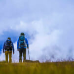 登山を楽しむ二人のハイカー