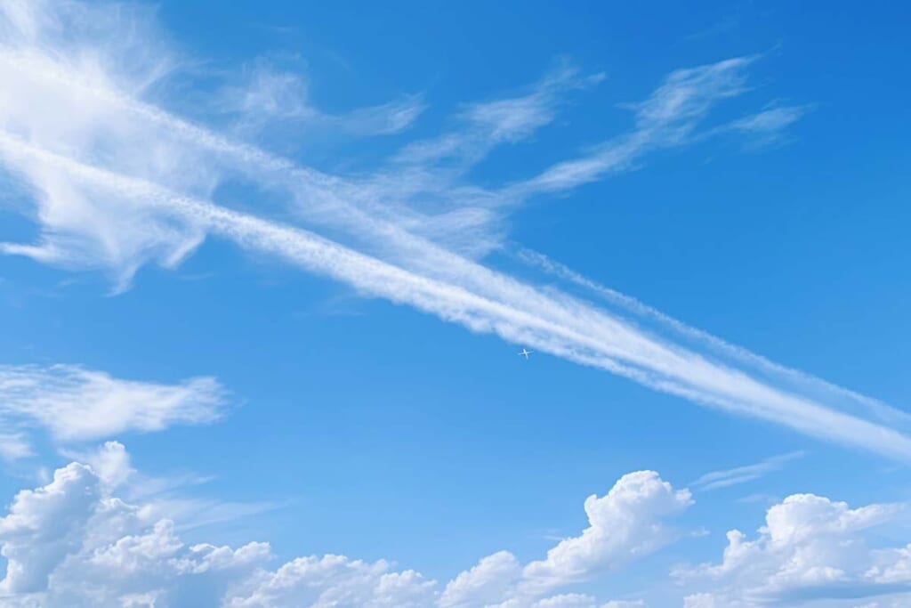 青空を駆け抜ける飛行機雲