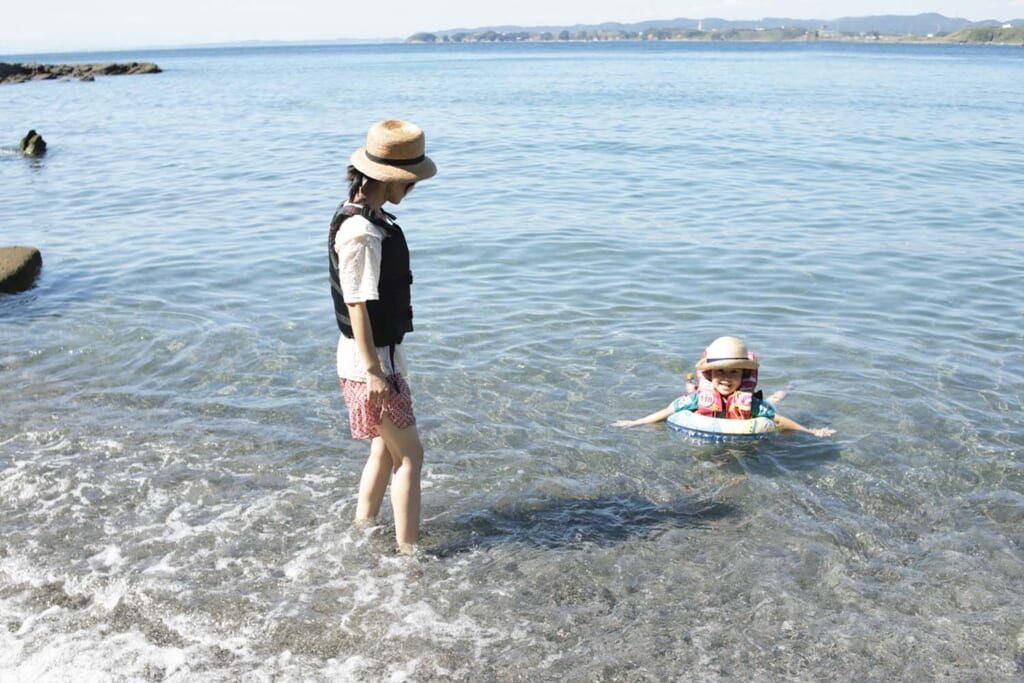 海水浴を楽しむ親子