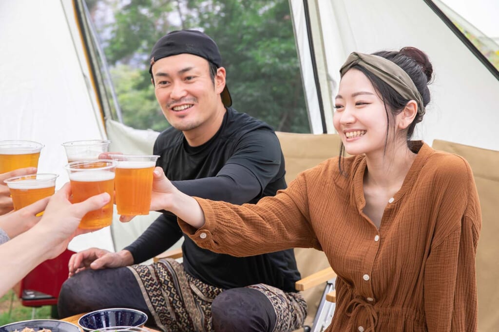 キャンプでビールを飲む