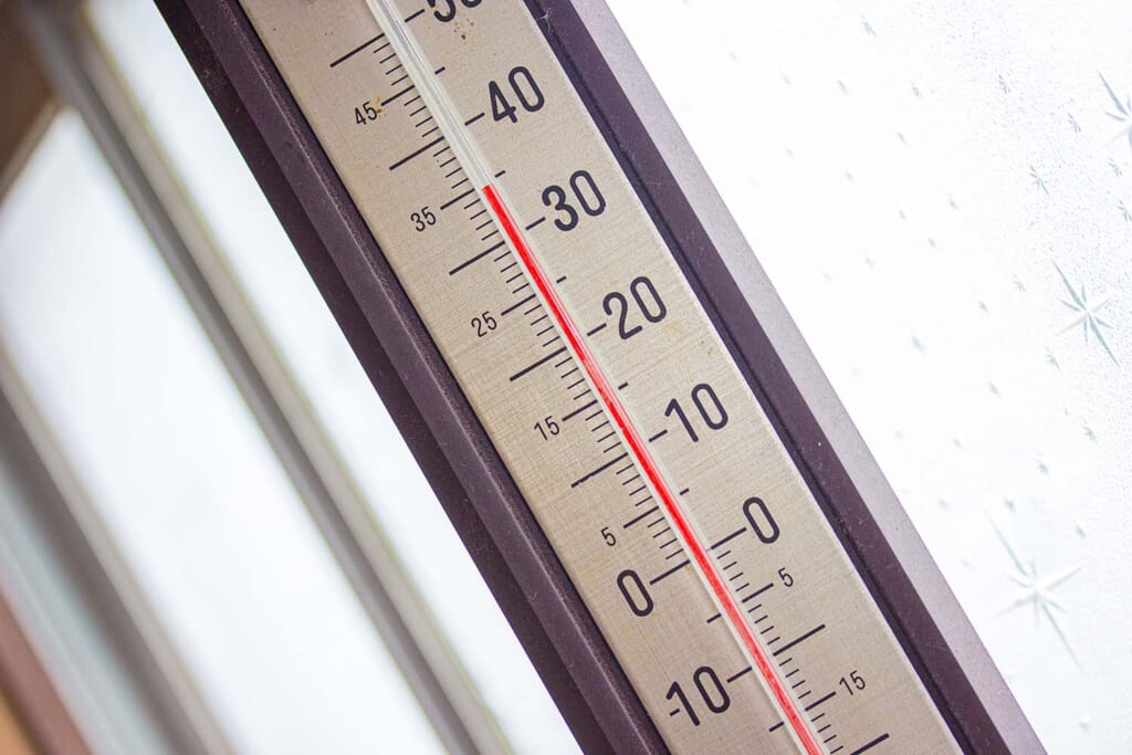 酷暑をあらわす温度計