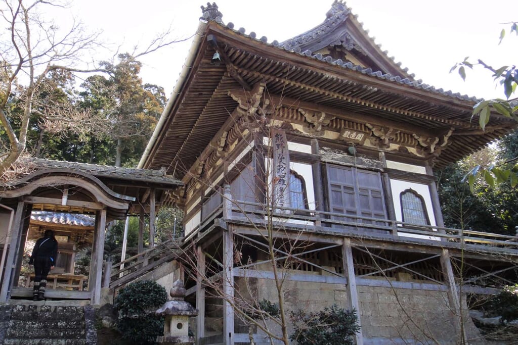 熊野参詣道大辺路の富田坂の北麓にある草堂寺